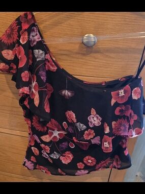 One Shoulder GUESS Blouse NWOT Floral One-Shoulder Ruffle Women's Top - XS